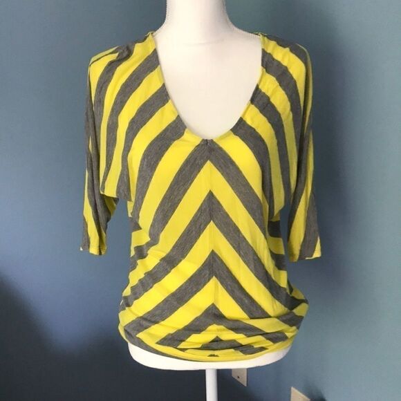 Hot! Gray and Yellow N Y & C Top!! - Picture 1 of 6